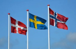 Tre flaggstenger som viser det danse, svenske og norske flagget