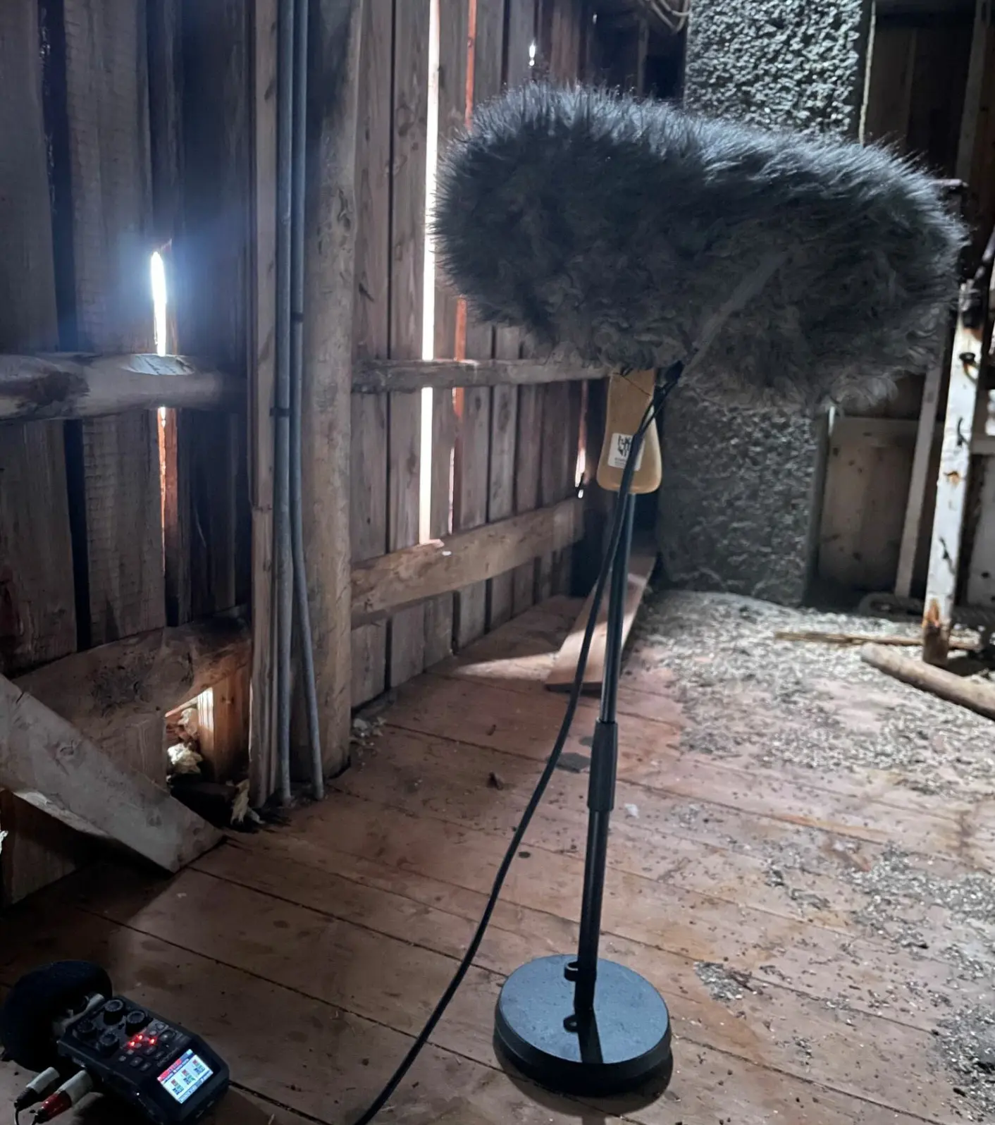 Instrumenter for å ta opp lyd i et forlatt hus i Nord-Norge.