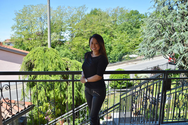 Foto av Ana på en balkong.