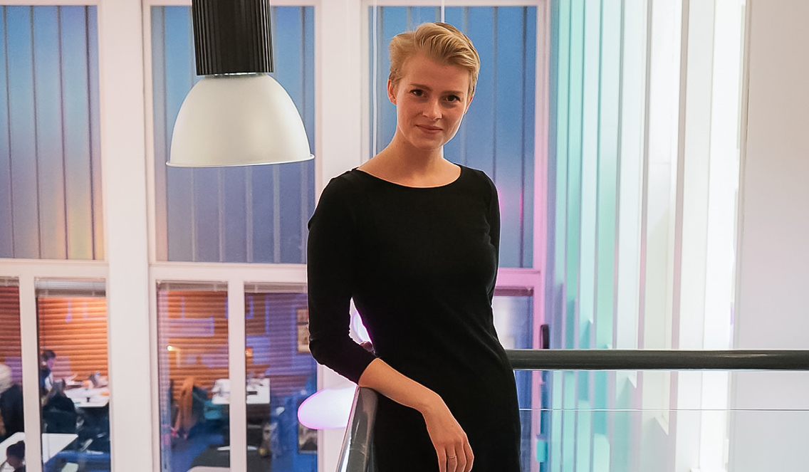 Foto av student foran kontorlandskap.