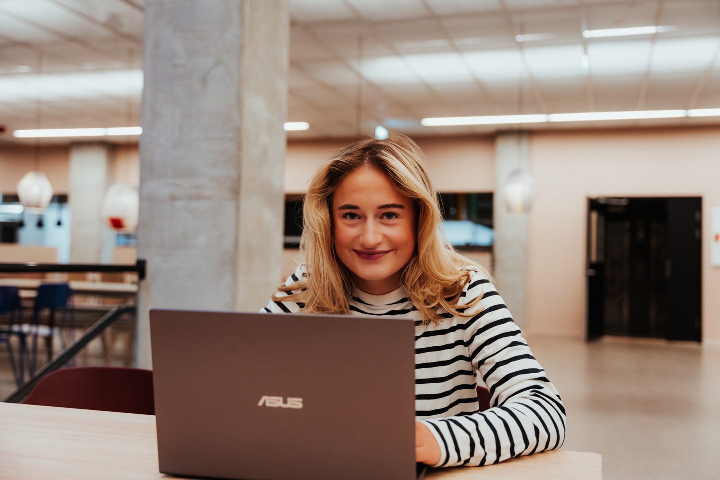 Student jobber med PC i fellesområde.