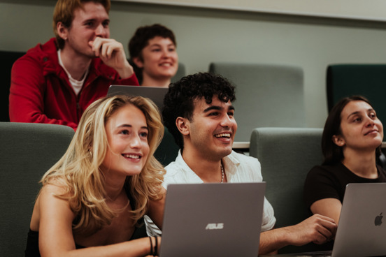 Studenter i forelesning.