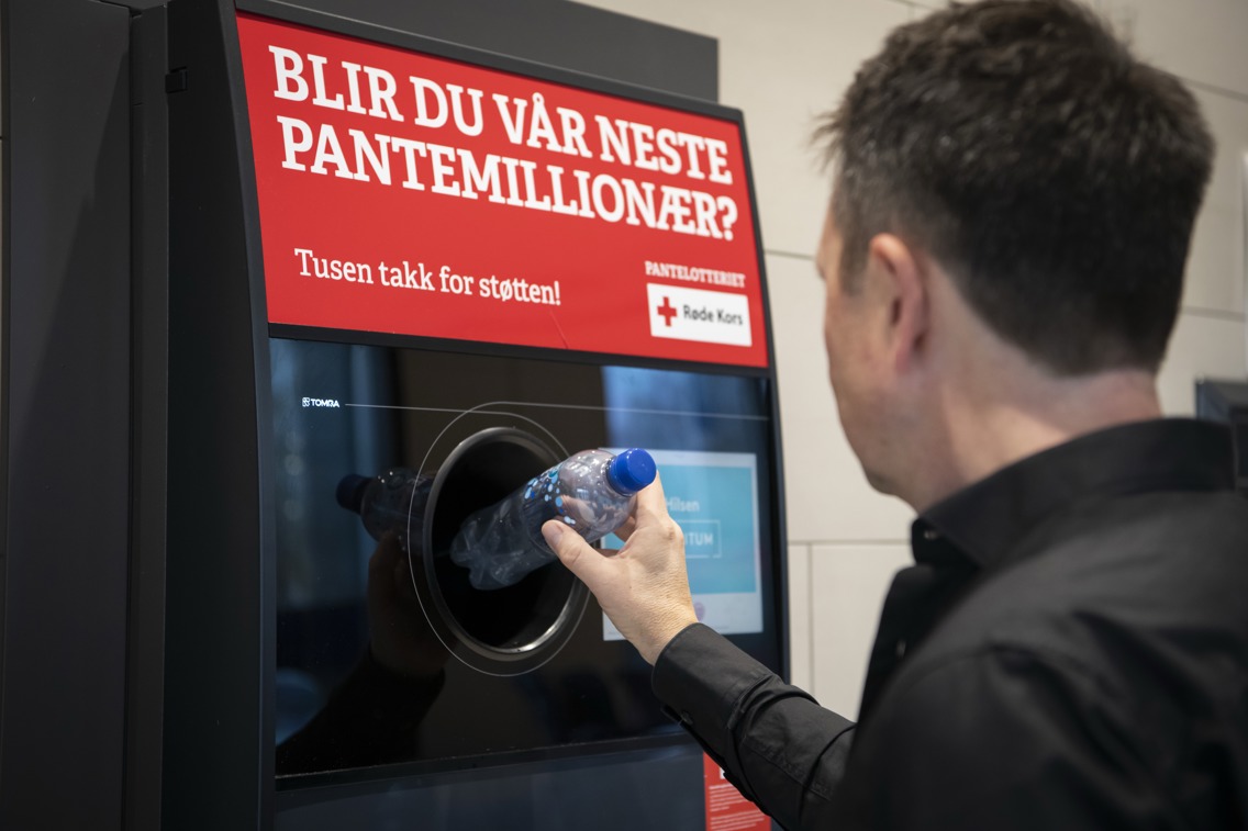 Mann som panter en flaske på butikken med teksten pantelotteriets tekst om "Blir du vår neste pantemillionær?"