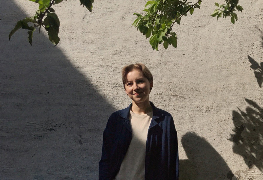 Foto av Frontend Developer Solveig Knutsen utendørs.