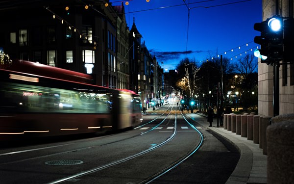 Buss kjører i en av Oslos gater