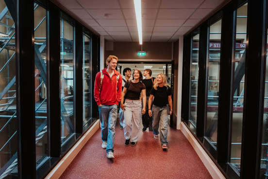 Studenter går i en gang.