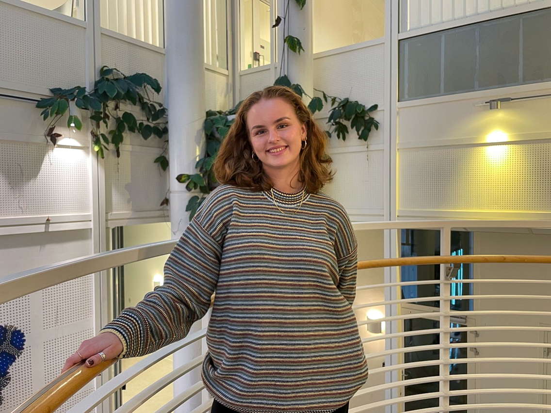 Cecilie Eike smilende i trappen på Kristiania