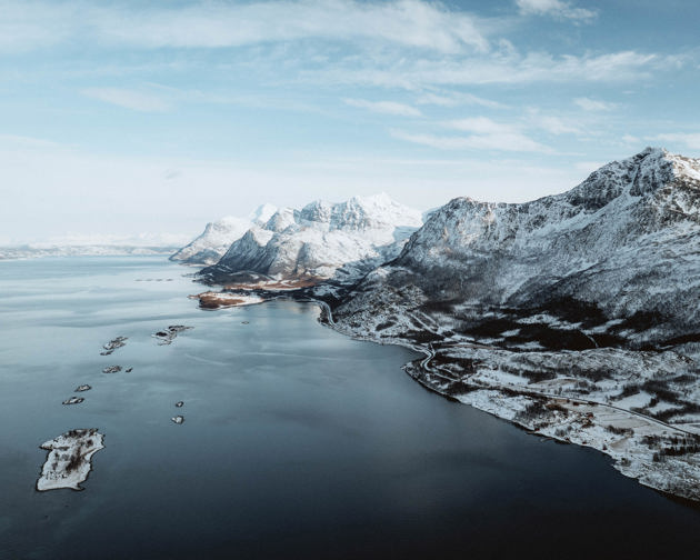 Vinterlandskap ved sjøen.