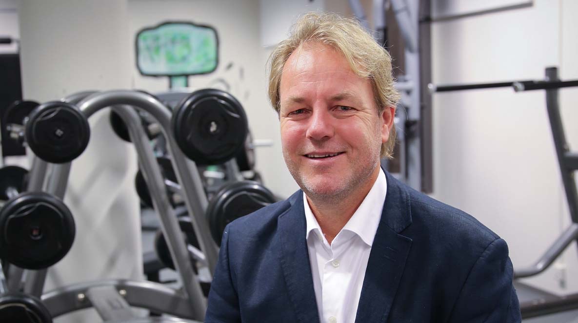 Portrettfoto av professor Espen Tønnessen tatt i treningsstudio