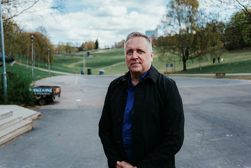 Foto av mann som står ute i en park