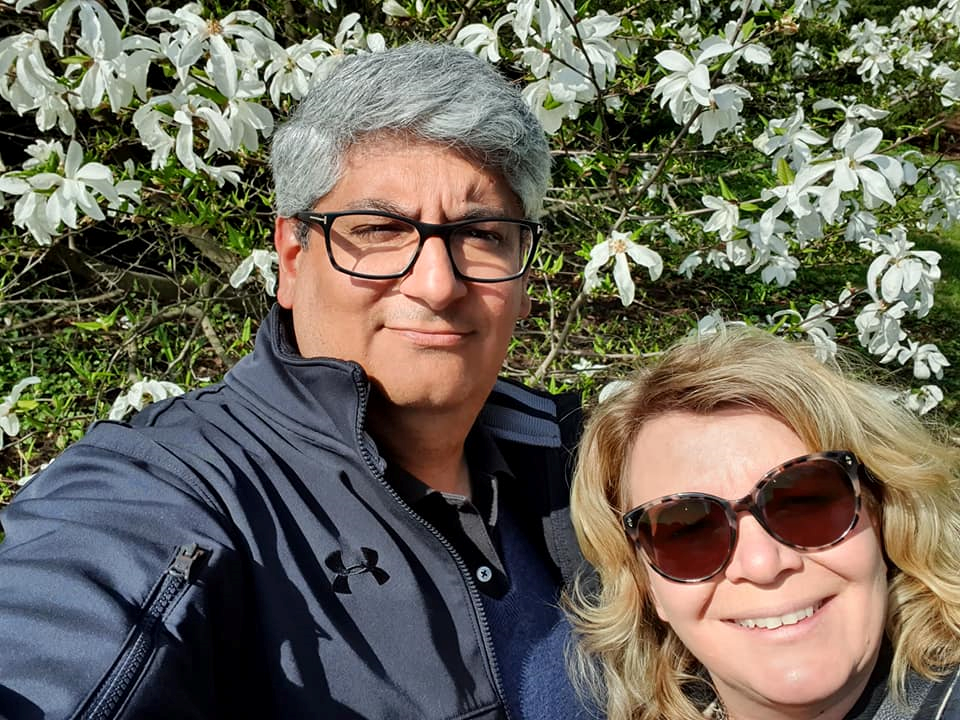 Bilde av Leonardo og Trine på magnoliatur i Botanisk hage.