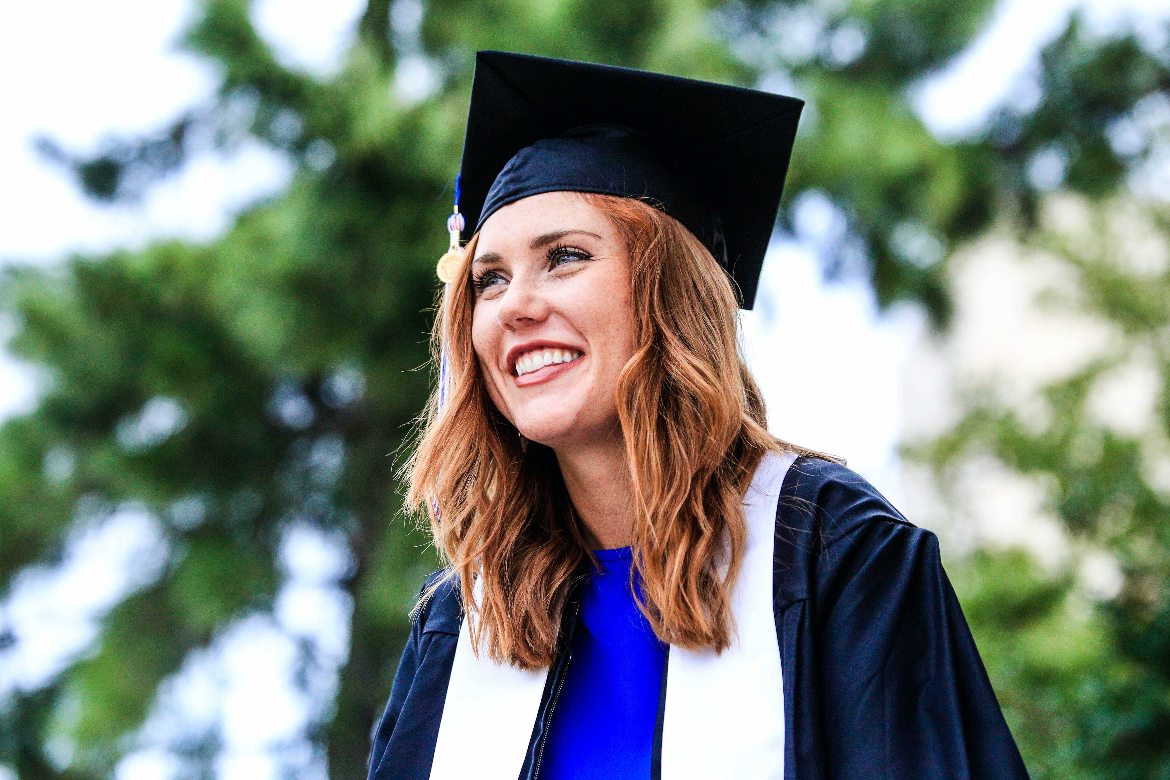Bilde av ung kvinne i tradisjonell amerikansk graduate-kappe og hatt.
