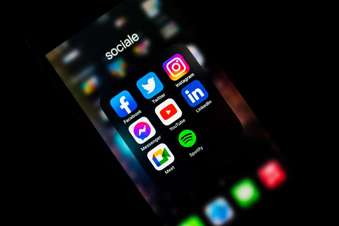 Mobil med sosiale medie-ikoner