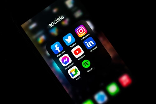 Mobil med sosiale medie-ikoner