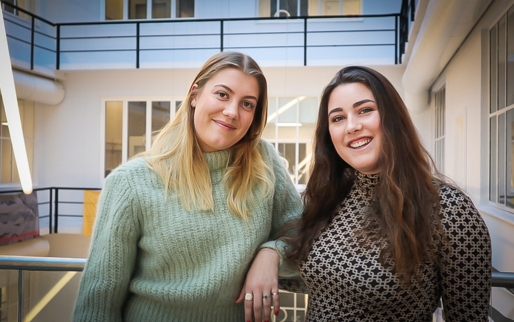 Foto av Maria og Kaia som smiler i kamera.