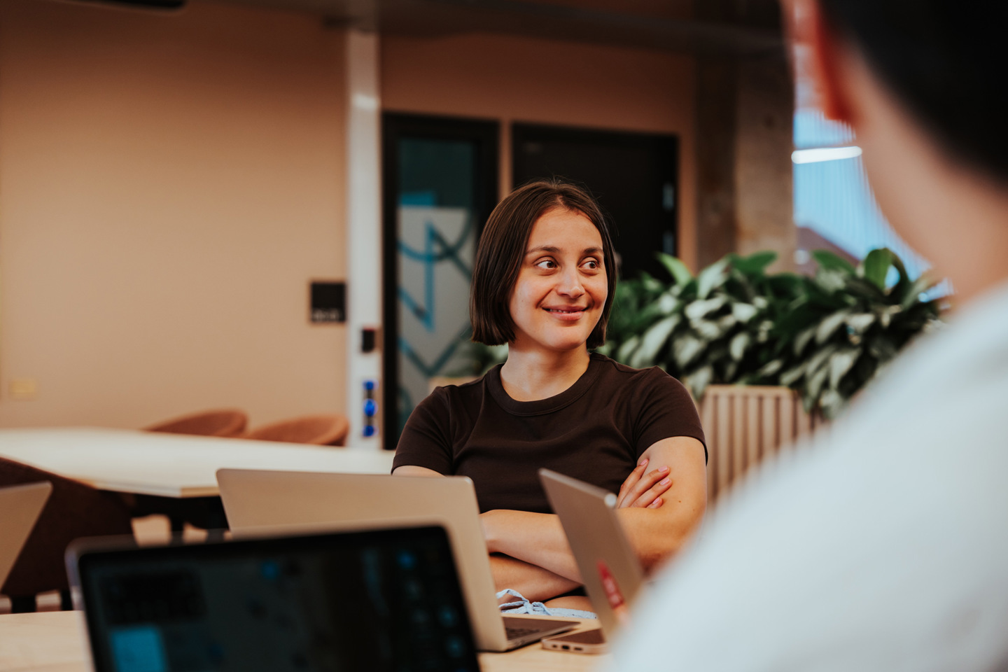 To studenter jobber med PC-er i kollokvie.