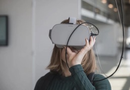 Jente med VR-briller på.