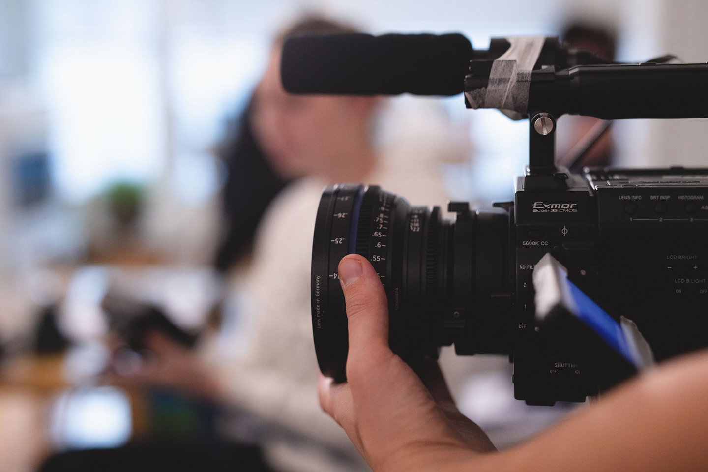 Nærbilde av et filmkamera. Fagskolestudiet Film ved Høyskolen Kristiania.