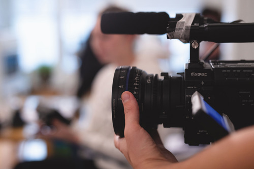 Nærbilde av et filmkamera. Fagskolestudiet Film ved Høyskolen Kristiania.