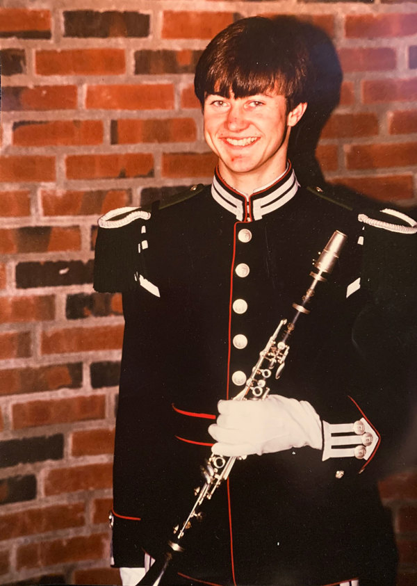 Ung mann i gardeuniform og klarinett.