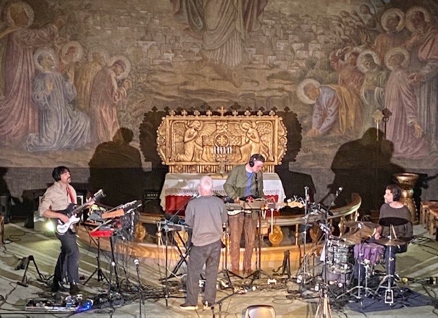 Et band med fire personer spiller i en kirke.