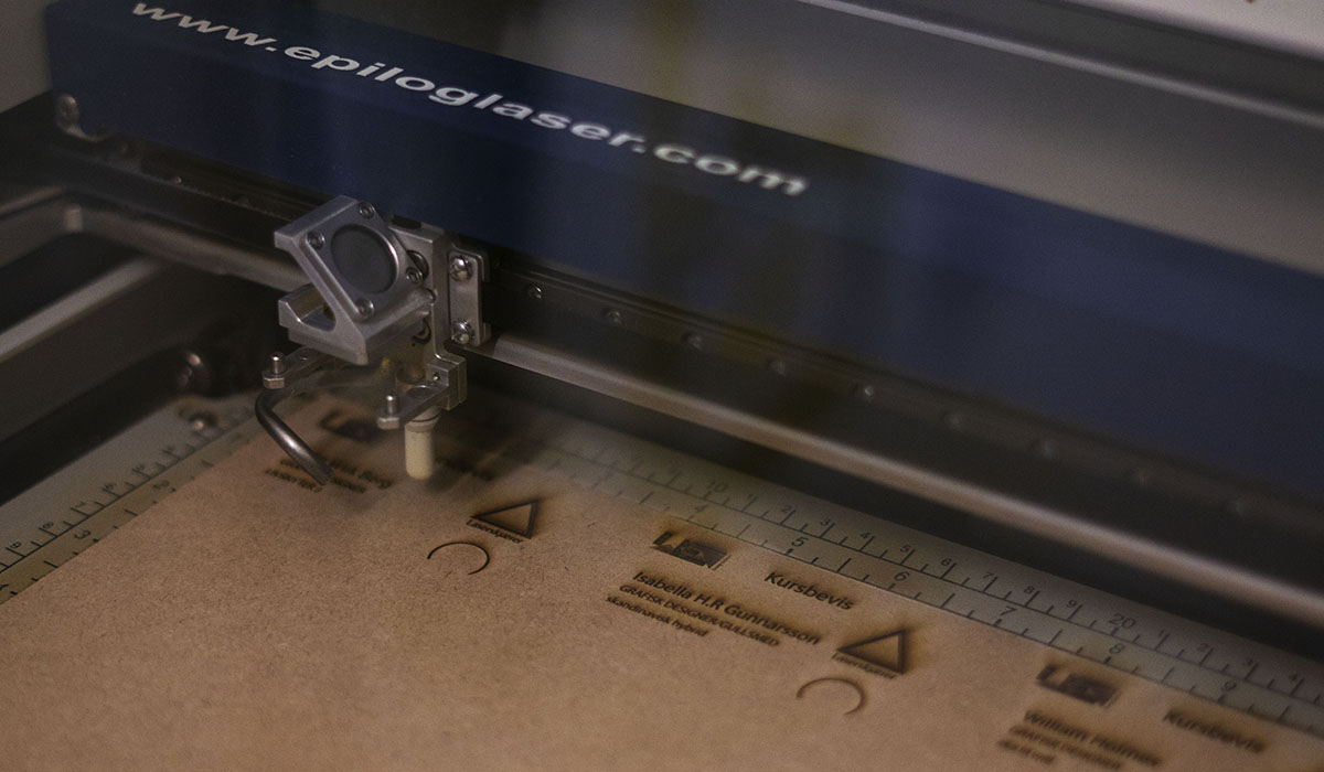 Epiloglaser laserskjærer i bruk