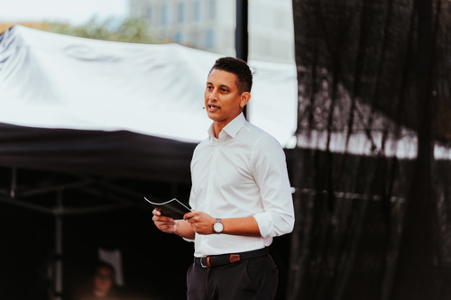 Munir Jaber taler fra en scene til en folkemegde.