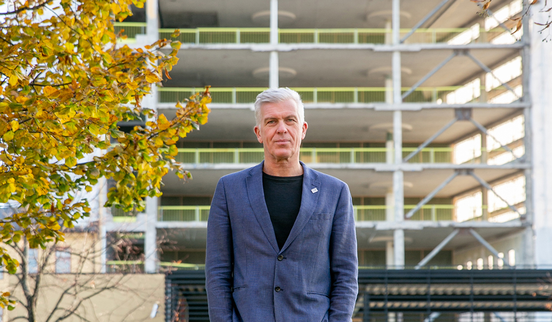 Dekan Jørn Mortensen utenfor Urtekvartalet