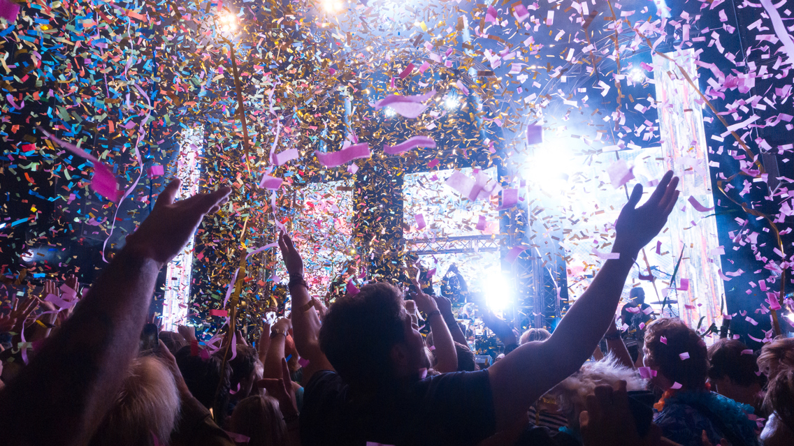 Bilde av konfetti som daler over publikum på en konsert