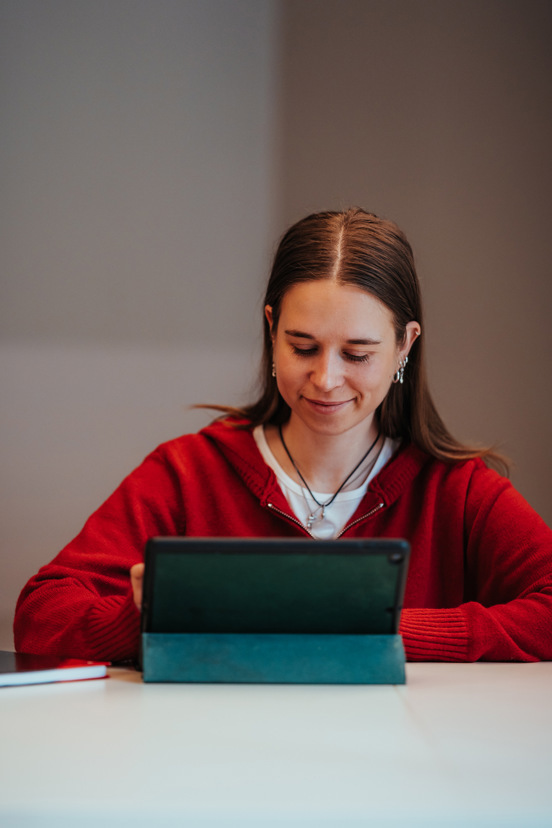 Nettstudent på fagskolenivå ser forelesning på nettbrett.