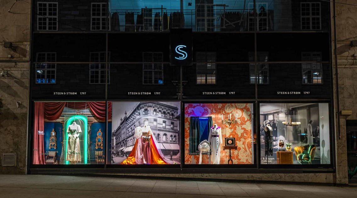 Bilde av en vindusutstilling på Steen og Strøm