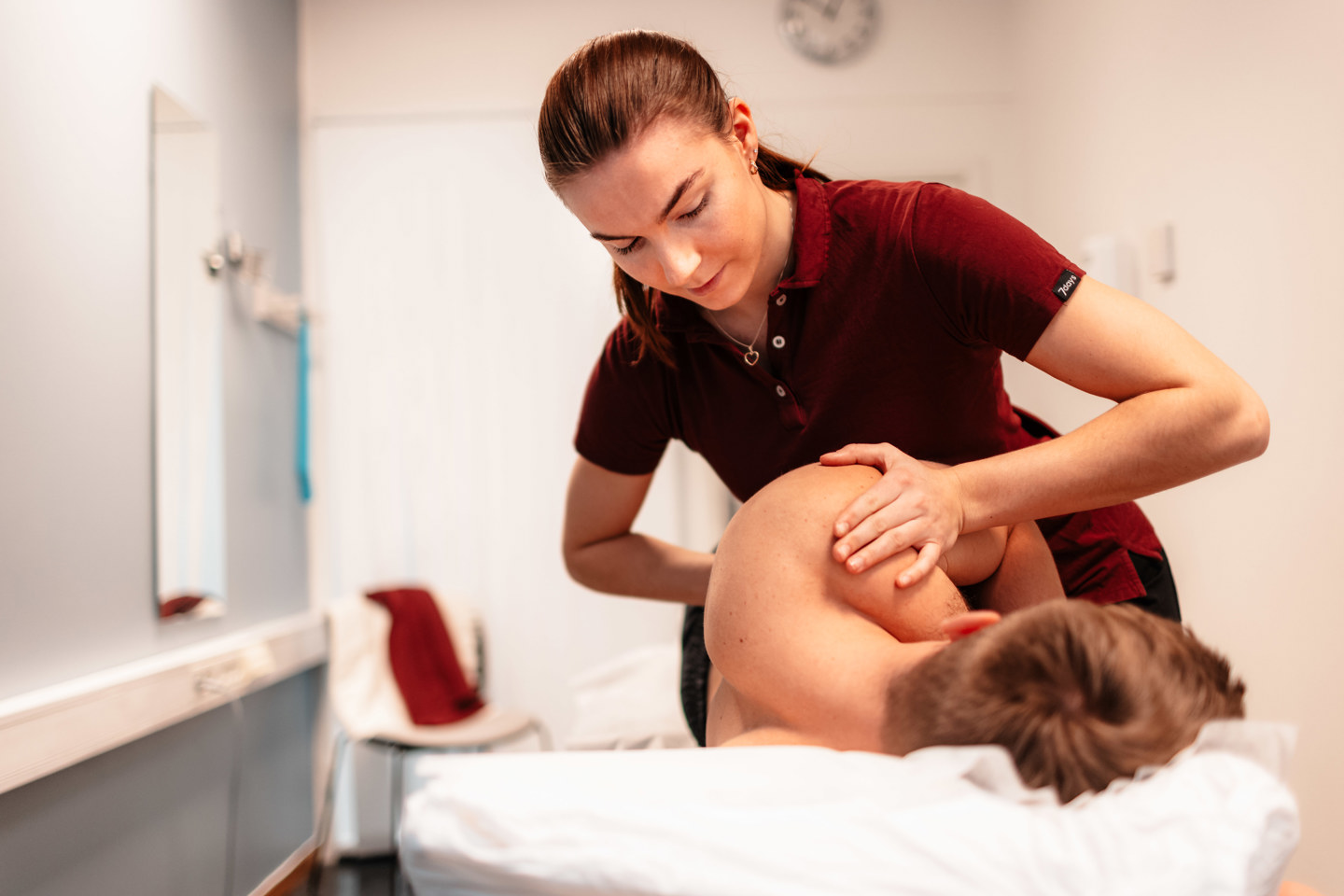 Osteopat behandler pasient.