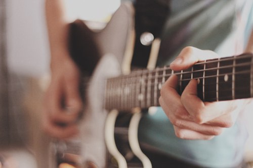 Spiller gitar