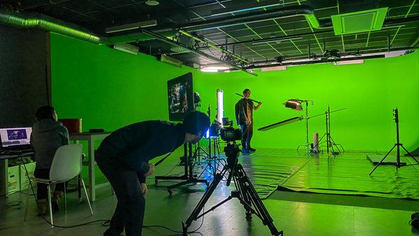 student foran greenscreen.