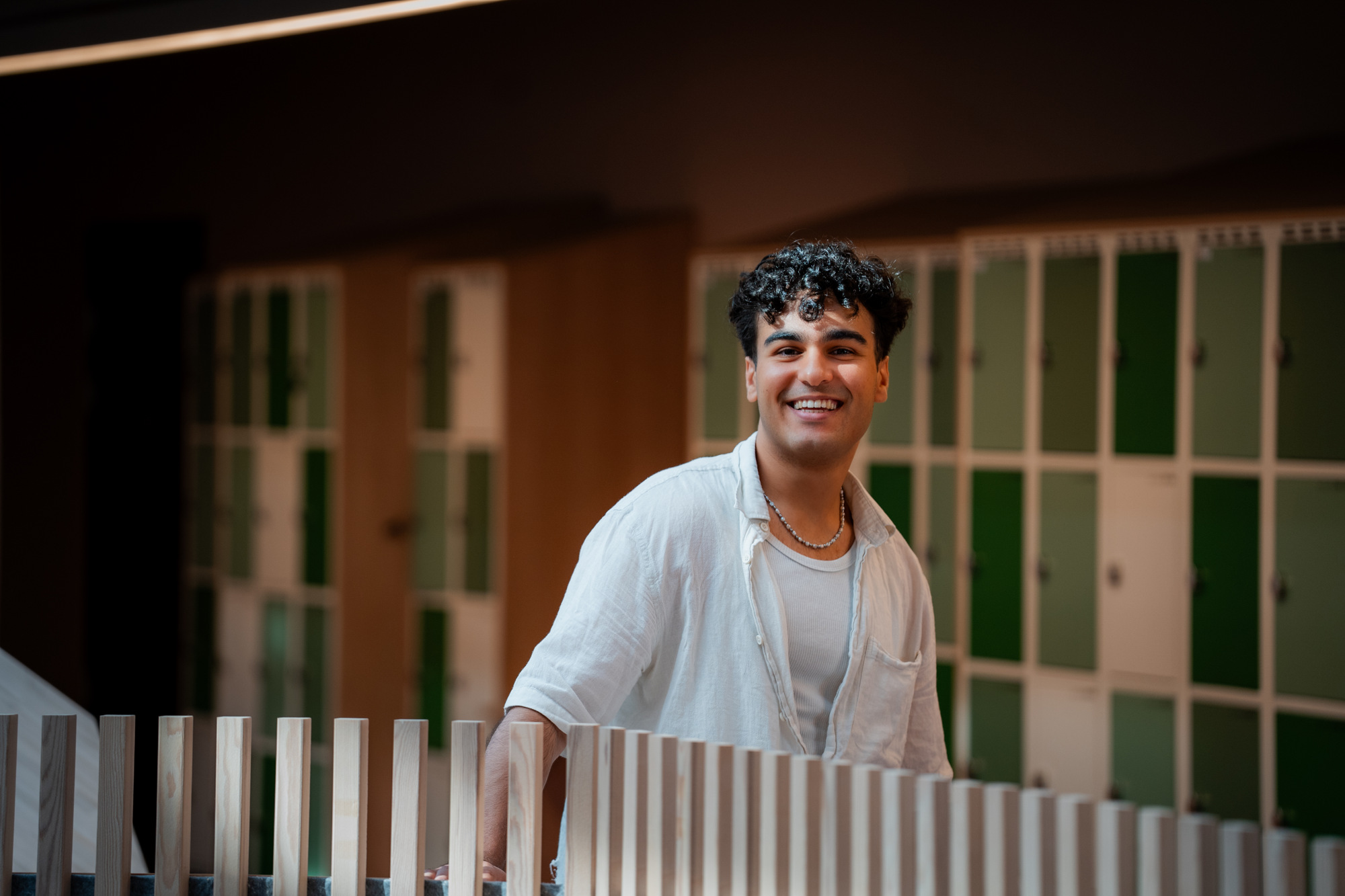 Student smiler ved skapene på Kristianias campus