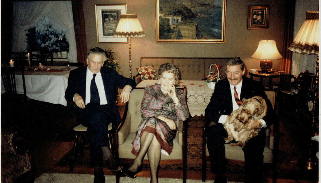 Kari, Magne og Per Magne Flem sammen med hunden Noni på slutten av 90-tallet