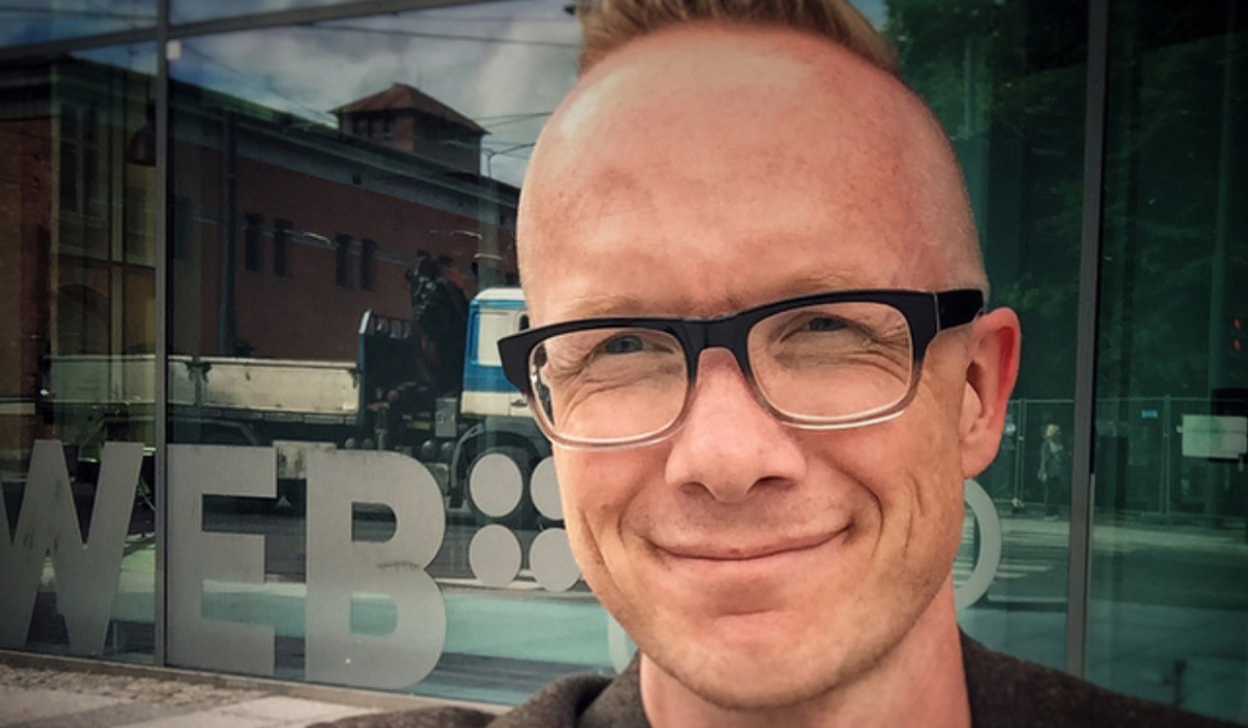 Tormod Sperstad foran et vindu som det står "WEB" på