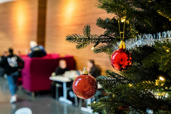 Nærbilde av et juletre med røde julekuler. 
