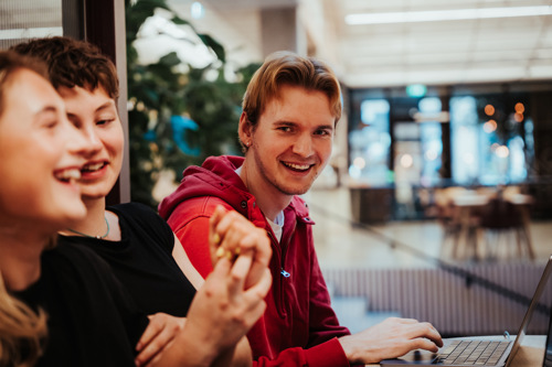 Studentgruppe jobber på PC.
