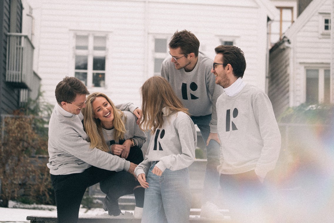 Foto av fem av de ansatte i reklamekollektivet. Tatt utendørs. 