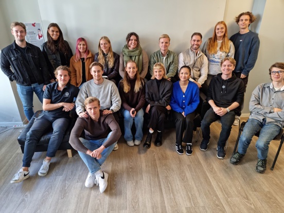 Foto av studenter etter å ha hatt talkshows.