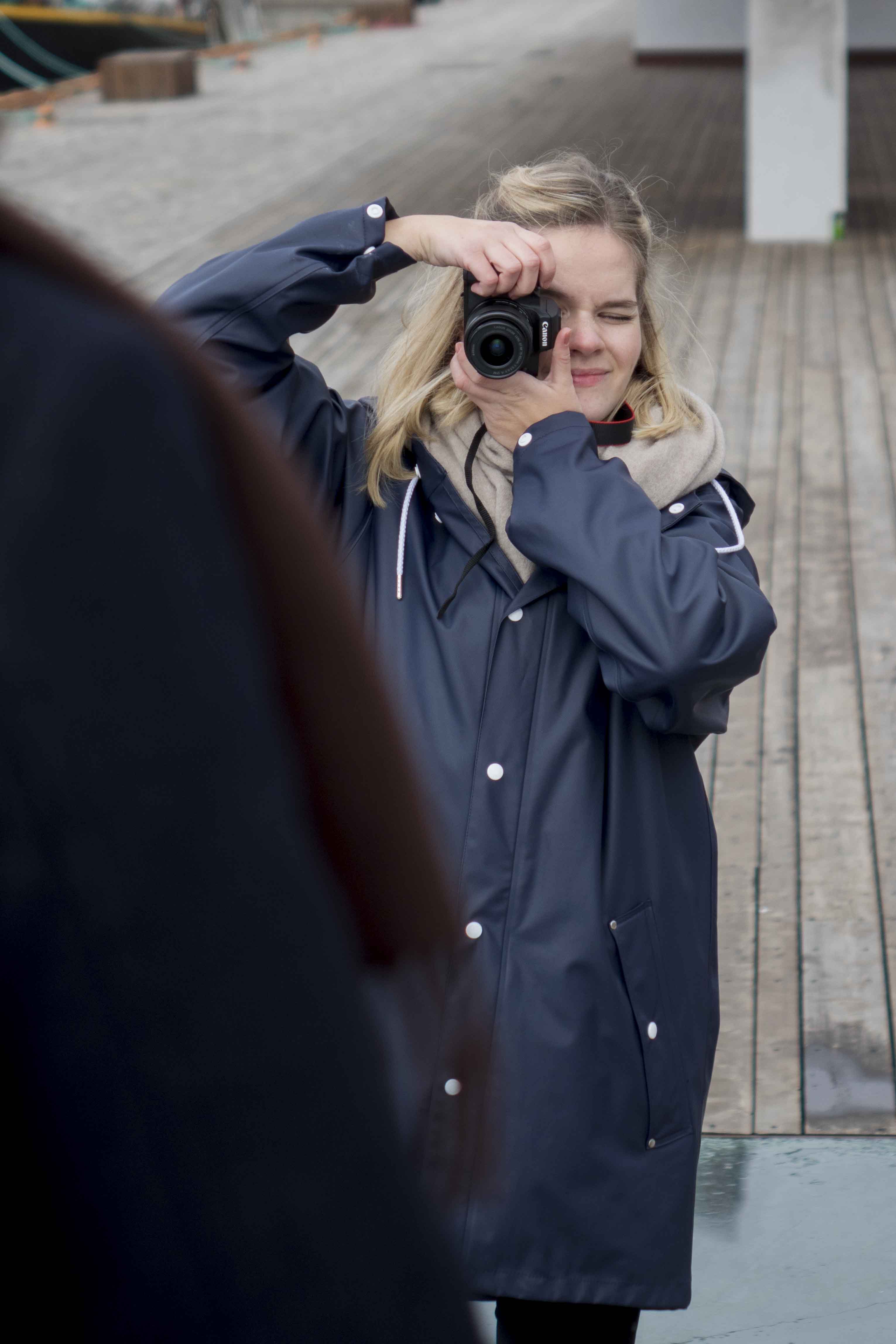 Student på Digital innholdsproduksjon på Fagskolen Kristiania, Lisa Fallet Kløfta, tar bilde av en medstudent.