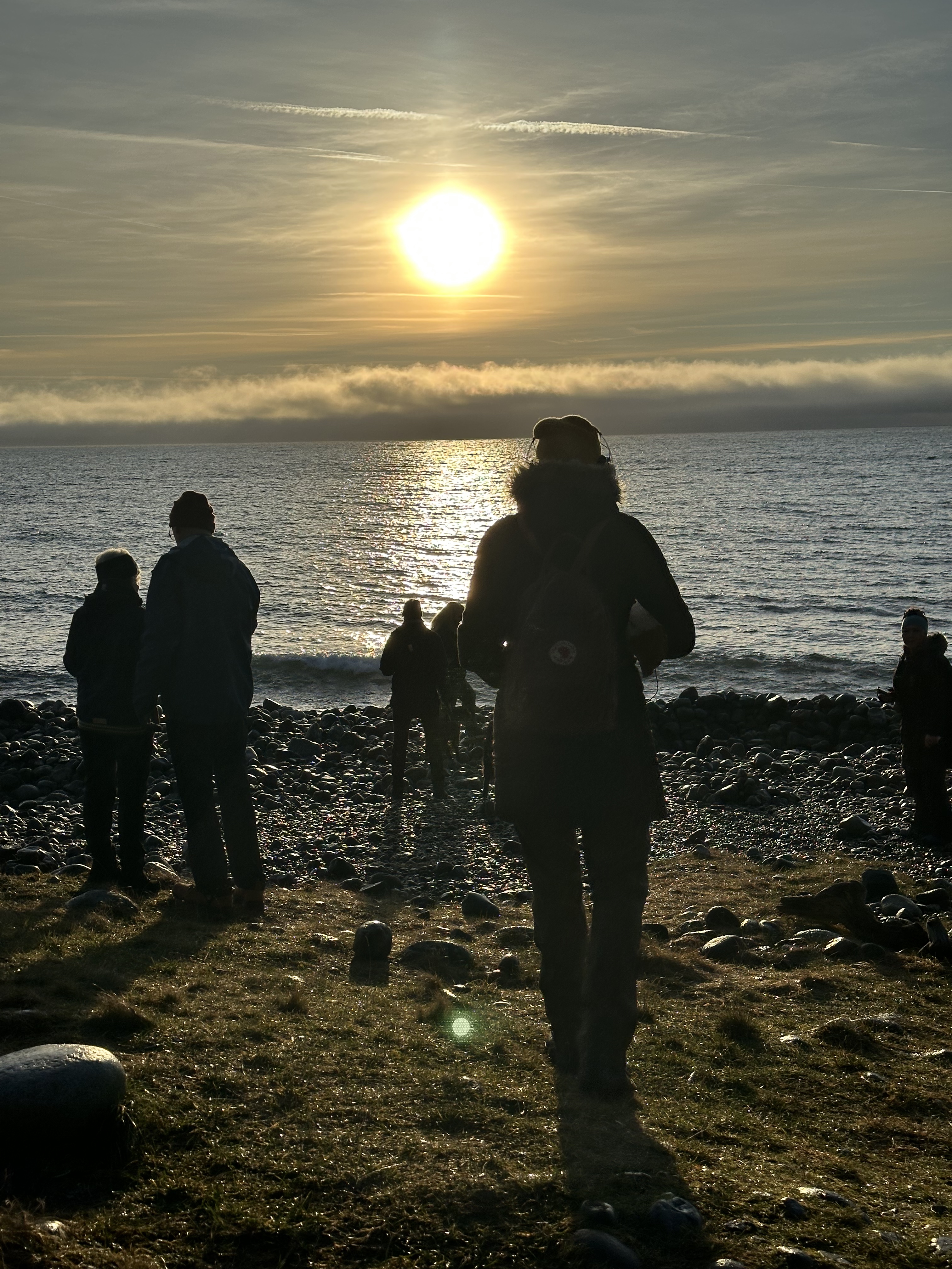 Mennesker i solnedgangen på stranden