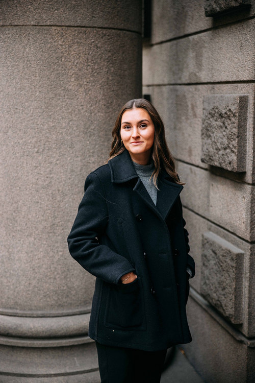Et portrettfoto av Ida Kristine inntil en steinsøyle.