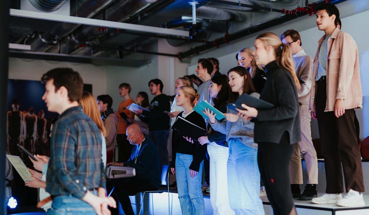 Studenter ved bachelor i musikkteater fremfører sitt kunstneriske sanginnslag på åpningsseremonien.