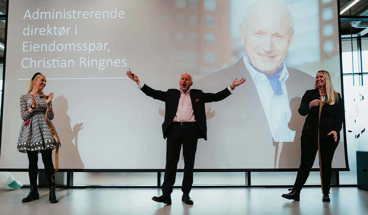 Eiendomsinvestor Christian Ringnes fotografert i gledesbrøl foran storskjermen på åpningsseremonien i Urtegata.