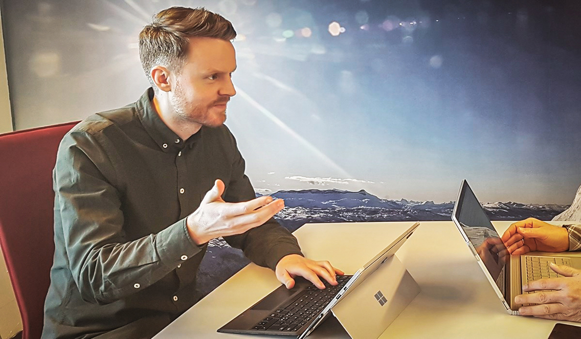 Fot av mann med PC.