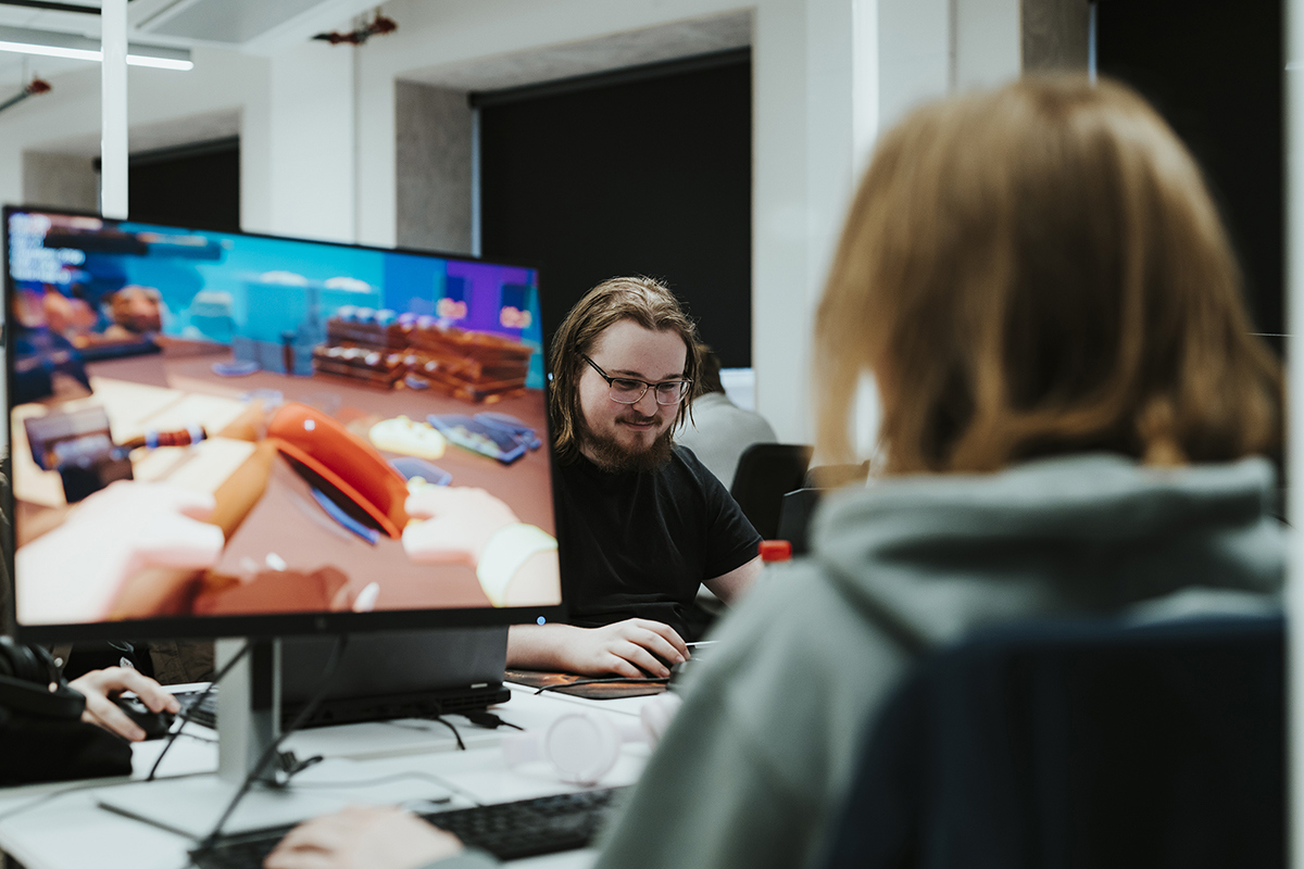 Foto av studenter som jobber på PC med dataspill.