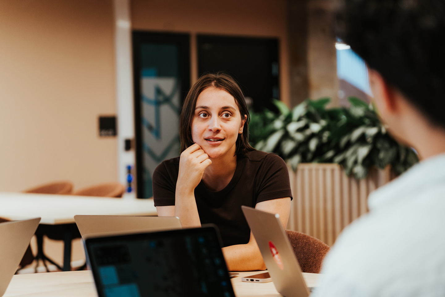 To studenter i samtale over en PC.