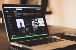 En pc som spiller musikk fra spotify
